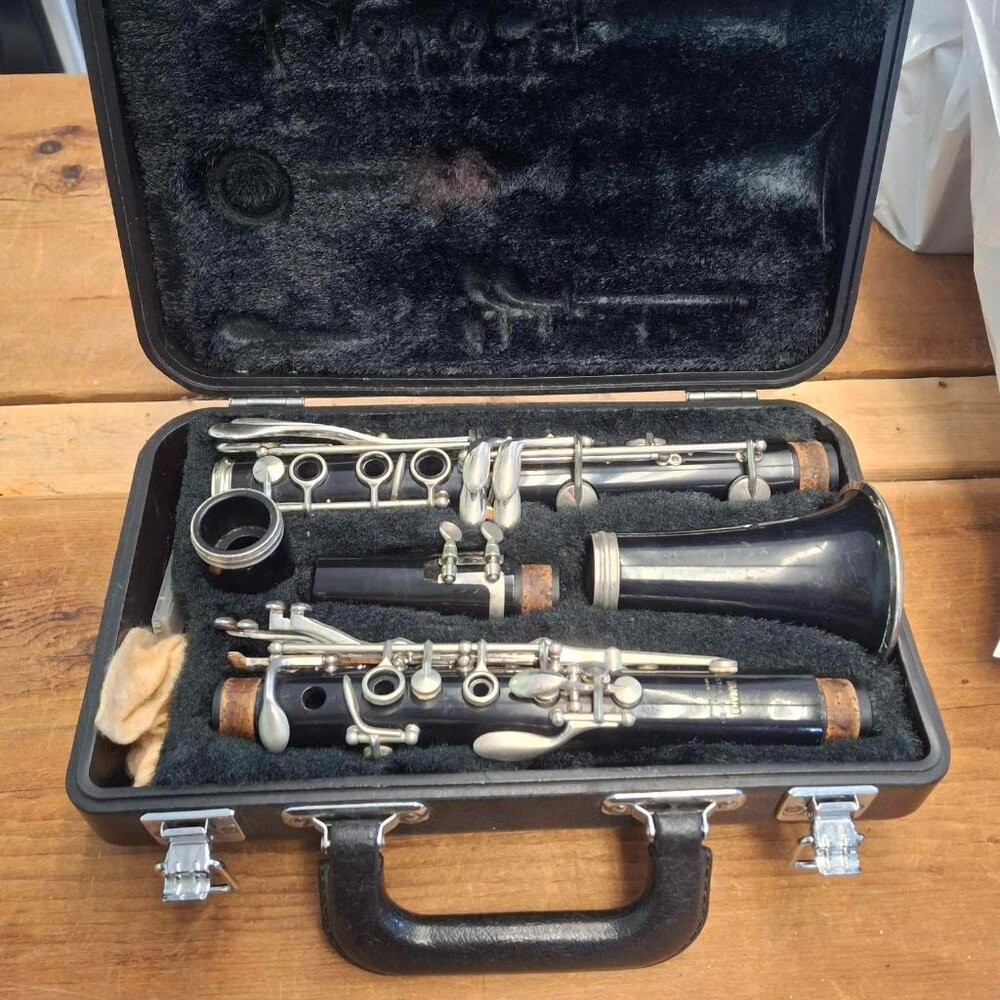 Yamaha Black and Silver Clarinet Set